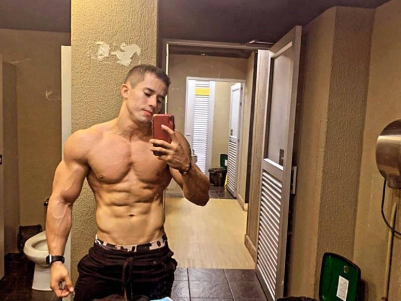 Muscle man cam guy Andrew Price poses for a selfie